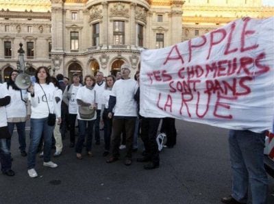 Trabalhadores protestam em frente � loja da Apple em Paris