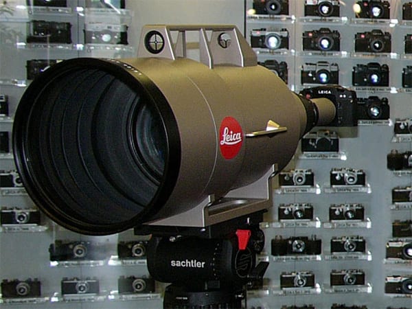 Fabricada pela Leica, esta lente foi encomendada e custou "apenas" US$ 2.000.000,00