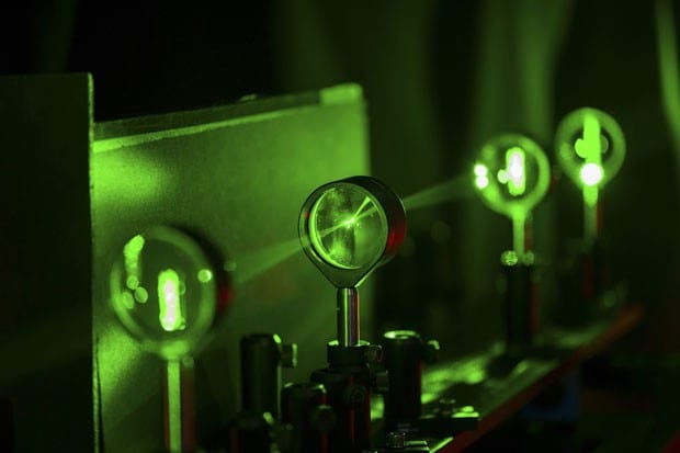 O dispositivo utiliza quatro lentes comuns.
