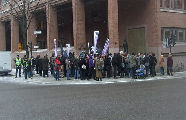 Pessoas protestam a favor dos acusados.