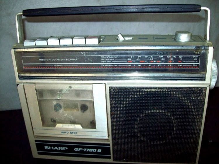 Rádio com fita cassete.