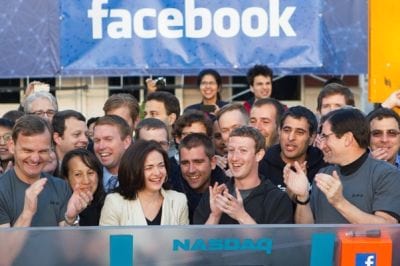 Zuckerberg diz que suas ações do Facebook ficarão paralisadas por um ano