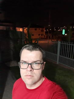 Motorola One Action - Selfie noturna