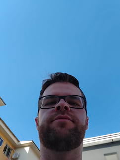 Selfie contra o azul do céu, testando HDR, contraste e cores