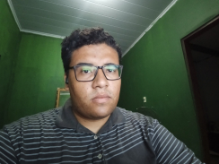 Selfie em uma sala escura