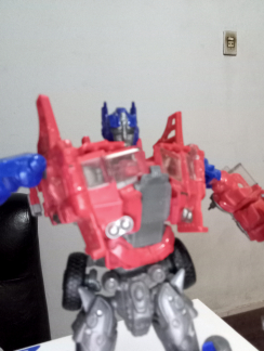 O Optimus tentou tirar um selfie, mas o foco sempre ia para os objetos em segundo plano, como a poltrona e o interruptor da garagem.