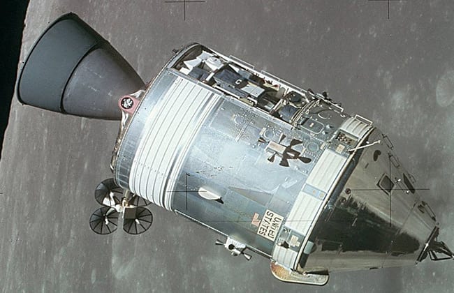 O bocal do foguete do Apollo 15 CSM na órbita lunar é feita de liga de nióbio-titânio.