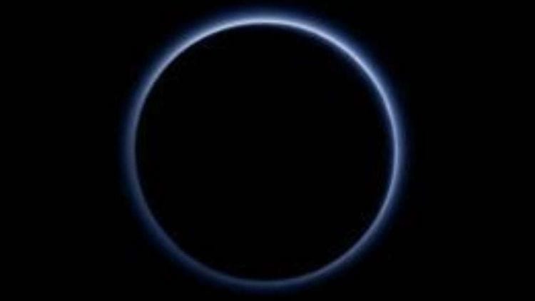 Primeira imagem em cores da atmosfera de Plutão exibe céu azul Primeira imagem em cores da atmosfera de Plutão exibe céu azul