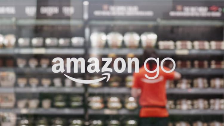 Amazon Go não possui atendentes, bem como caixas. Os clientes podem pegar o que desejarem e a conta vem através do cartão de crédito.