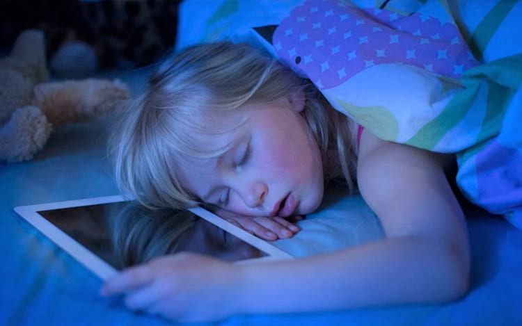 Crianças que utilizam tablets e smartphones dormem menos à noite Crianças que utilizam tablets e smartphones dormem menos à noite