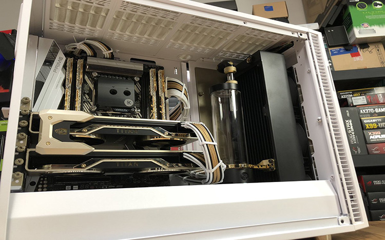 "Gold Build" PC do YouTuber JayZTwoCents com Sleeve em branco, preto e dourado.