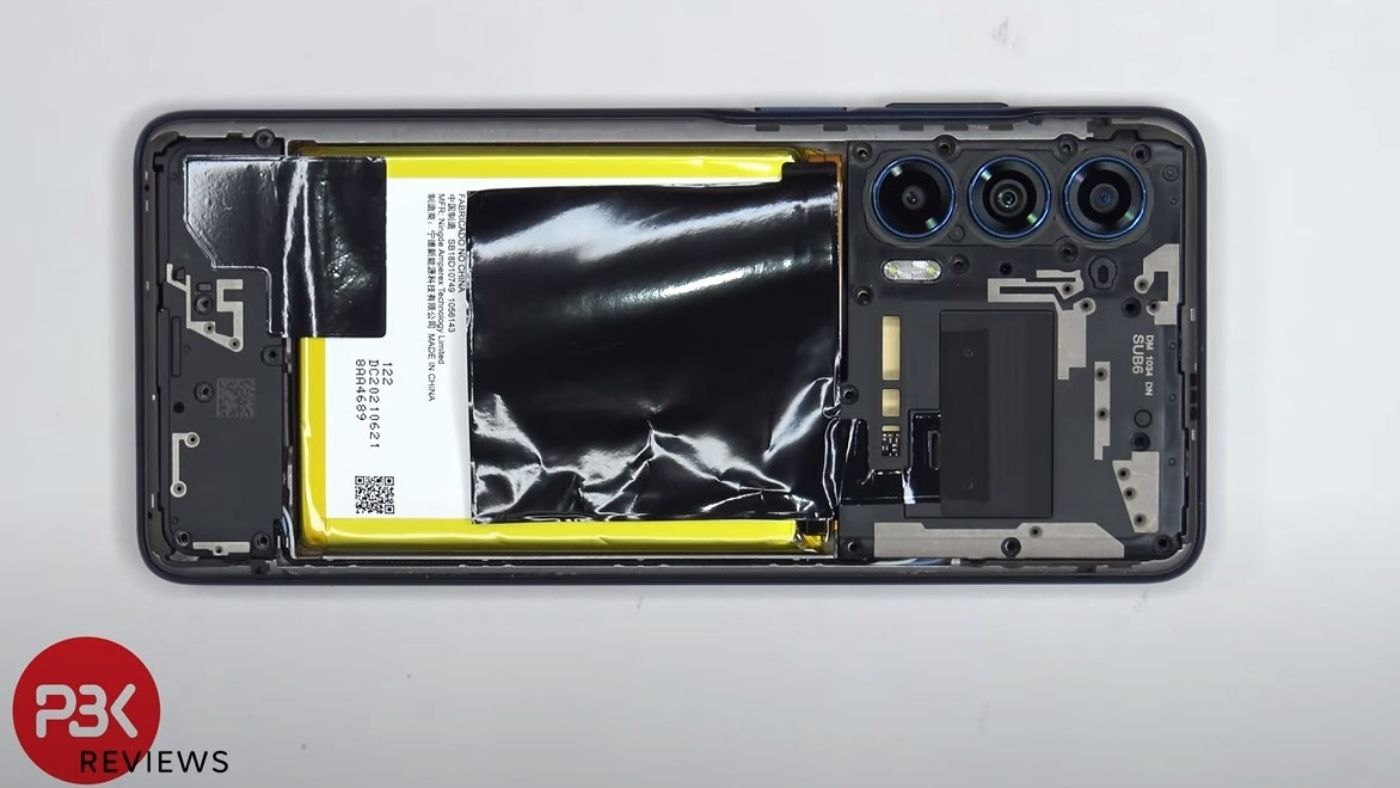 Motorola Edge 2021 passa por desmonte que revela dificuldade de reparo