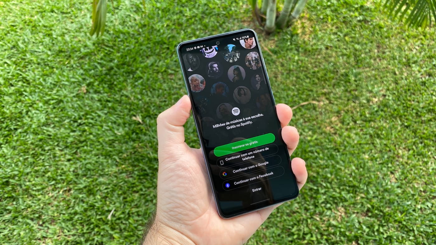 Como o Spotify considera a opinião do usuário para implementar novos recursos no app?
