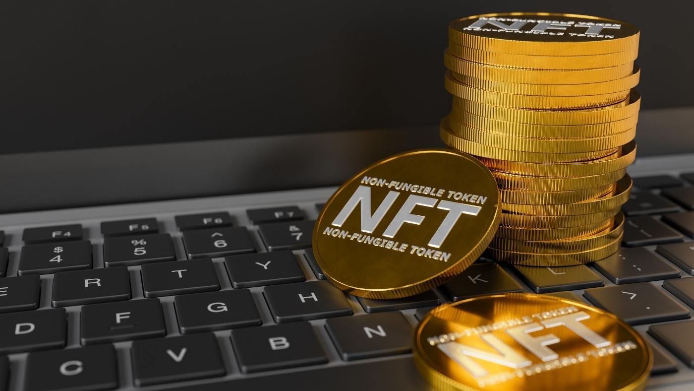 Token não fungível nft e moedas de ouro de dólares no celular. conceito  isométrico de ganhar dólares usd no mercado nft com telefone celular. pague  por itens colecionáveis exclusivos em jogos ou