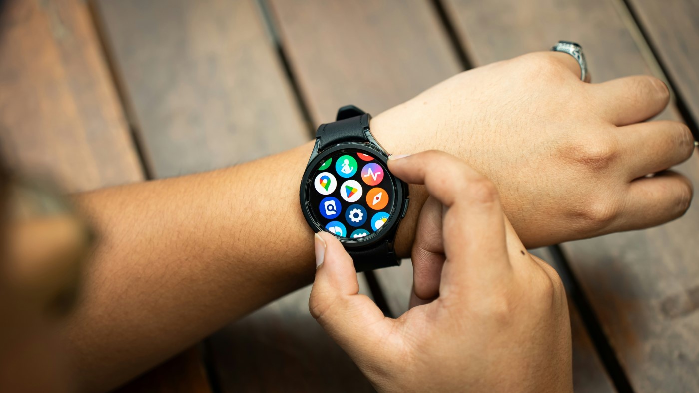 Smartwatches com Wear OS 3 ou superior ganham a capacidade de exibir passagens de avião. Fonte: Unsplash (foto Amanz) 