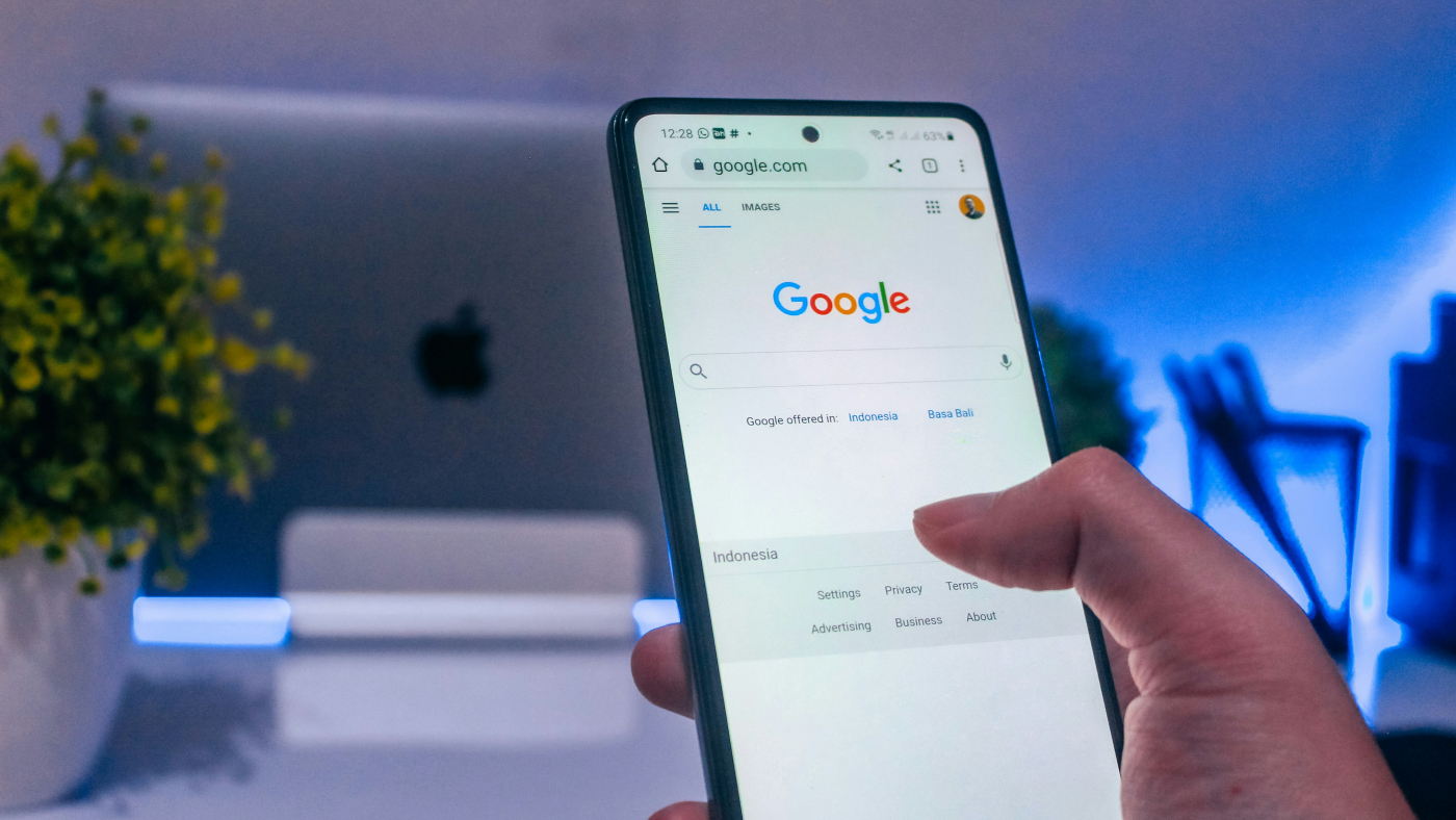 Google no celular (Imagem:  Arkan Perdana/Unsplash)