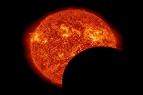 Nasa divulga imagens do Sol bloqueado pela Terra e Lua