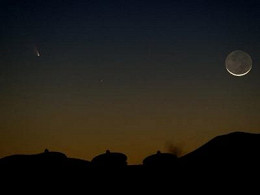 Cometa é visto passando pelo céu de Las Vegas Cometa é visto passando pelo céu de Las Vegas