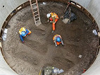 Funcionários de ferrovia encontram 13 corpos no centro de Londres Funcionários de ferrovia encontram 13 corpos no centro de Londres