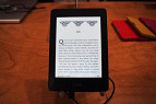 Amazon começa a vender seu e-reader Kindle Paperwhite no Brasil
