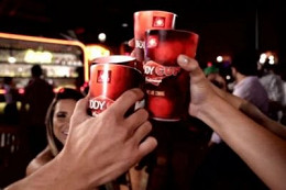 Copo inteligente da Budweiser faz novos amigos no Facebook Copo inteligente da Budweiser faz novos amigos no Facebook