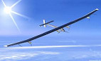 Avião movido por energia solar registra recorde de voo