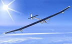Avião movido por energia solar registra recorde de voo