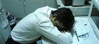 Funcionário adormece durante o expediente e transfere milhões de euros de uma conta