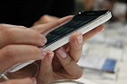 Usar o smartphone economiza US$ 12 mil por ano Usar o smartphone economiza US$ 12 mil por ano