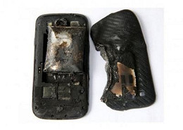 Celular de jovem explode em seu bolso durante o trabalho Celular de jovem explode em seu bolso durante o trabalho