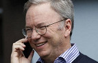 Eric Schmidt se descuida e aparece usando o novo Moto X