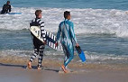 Roupas deixam surfistas invisíveis para tubarões Roupas deixam surfistas invisíveis para tubarões