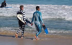Roupas deixam surfistas invisíveis para tubarões