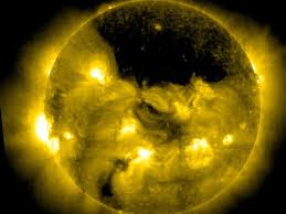 Nasa encontra um buraco gigante na atmosfera do Sol Nasa encontra um buraco gigante na atmosfera do Sol