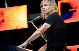 Tecladista da banda Bon Jovi usa Google Glass durante o show Tecladista da banda Bon Jovi usa Google Glass durante o show