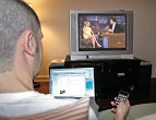 Brasileiros usam TV e computador ao mesmo tempo, diz pesquisa Brasileiros usam TV e computador ao mesmo tempo, diz pesquisa