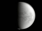 Sonda espacial da Nasa encontra plástico na maior lua de Saturno Sonda espacial da Nasa encontra plástico na maior lua de Saturno