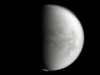 Sonda espacial da Nasa encontra plástico na maior lua de Saturno Sonda espacial da Nasa encontra plástico na maior lua de Saturno