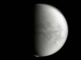 Sonda espacial da Nasa encontra plástico na maior lua de Saturno Sonda espacial da Nasa encontra plástico na maior lua de Saturno