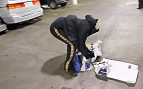 Homem destrói playstation 4 em frente a fila de compra Homem destrói playstation 4 em frente a fila de compra