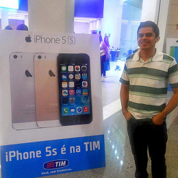 Como foram as primeiras horas de iPhones 5S no Brasil? Como foram as primeiras horas de iPhones 5S no Brasil?