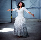 Fã pede vestido de Oprah pelo Twitter e recebe peça Fã pede vestido de Oprah pelo Twitter e recebe peça