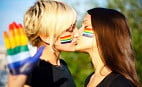 Italiana tem conta no Facebook bloqueada após foto de mulheres se beijando
