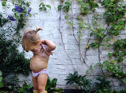 Mãe tem Instagram bloqueado por publicar foto de filha com roupas íntimas Mãe tem Instagram bloqueado por publicar foto de filha com roupas íntimas