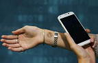 Tatuagem do Google destrava tela inicial de celular Tatuagem do Google destrava tela inicial de celular