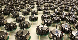 Robozinhos trabalham juntos em teste científico