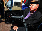 Stephen Hawking e Intel desenvolvem cadeira de rodas inteligente