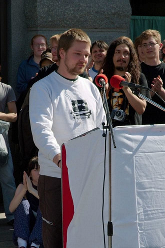 Fredrik Neij (codinome TiAMO) discursando em Estocolmo em 3 de junho de 2006 durante os protestos pró-compartilhamento.