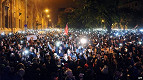 Húngaros vão às ruas protestar contra taxação da internet