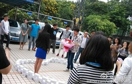 Chinês compra 99 iPhones para fazer pedido de casamento para namorada Chinês compra 99 iPhones para fazer pedido de casamento para namorada